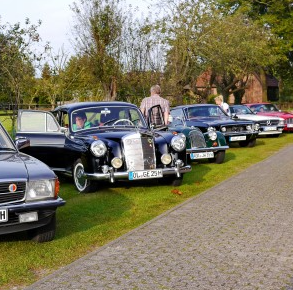 Gruppenfoto Freunde klassischer Fahrzeuge Oldenburg im MSCO auf einer Ausfahrt